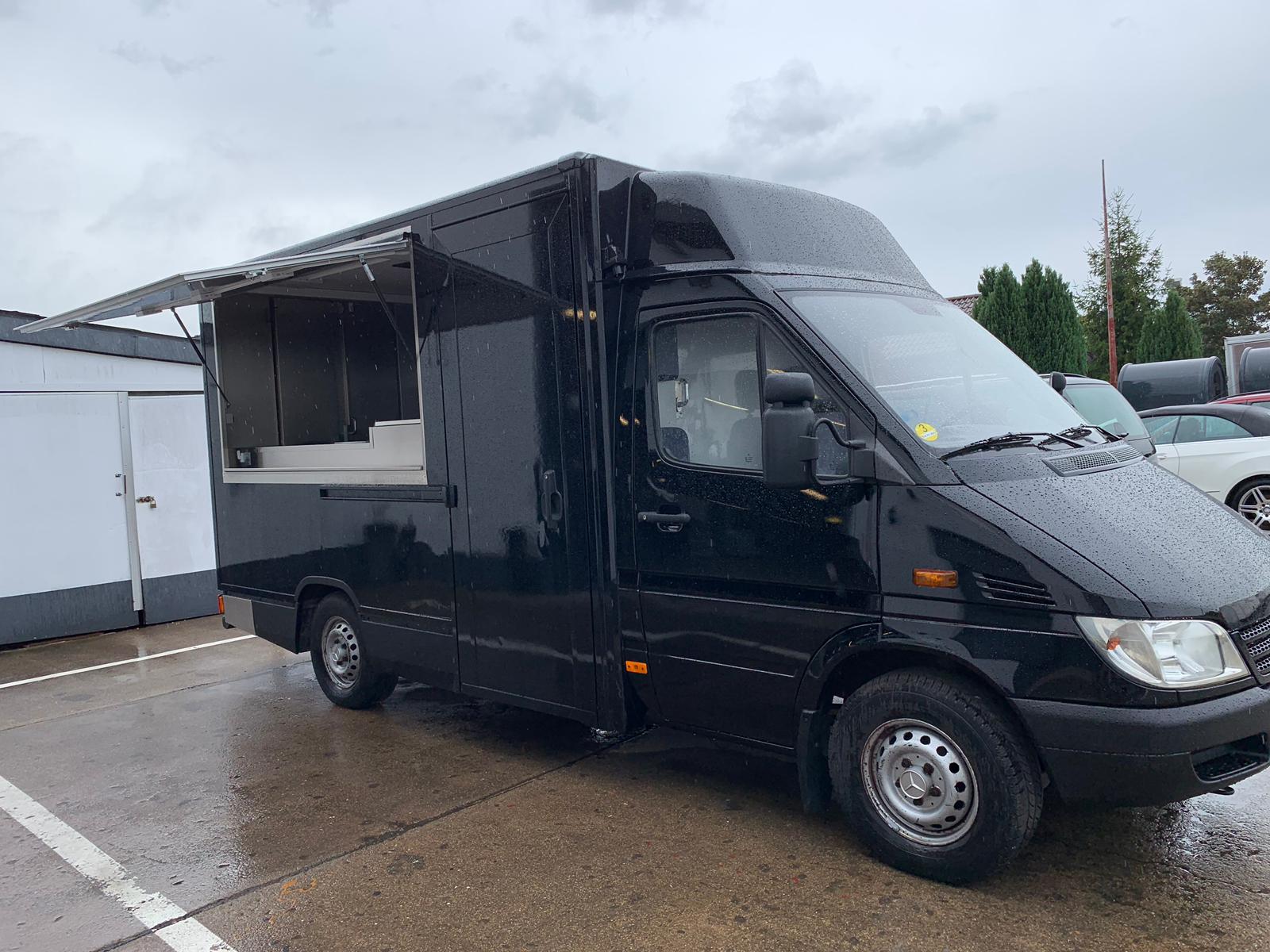 Schwarzer Mercedes Sprinter Food Truck nach professionellem Umbau durch Eifelimbiss