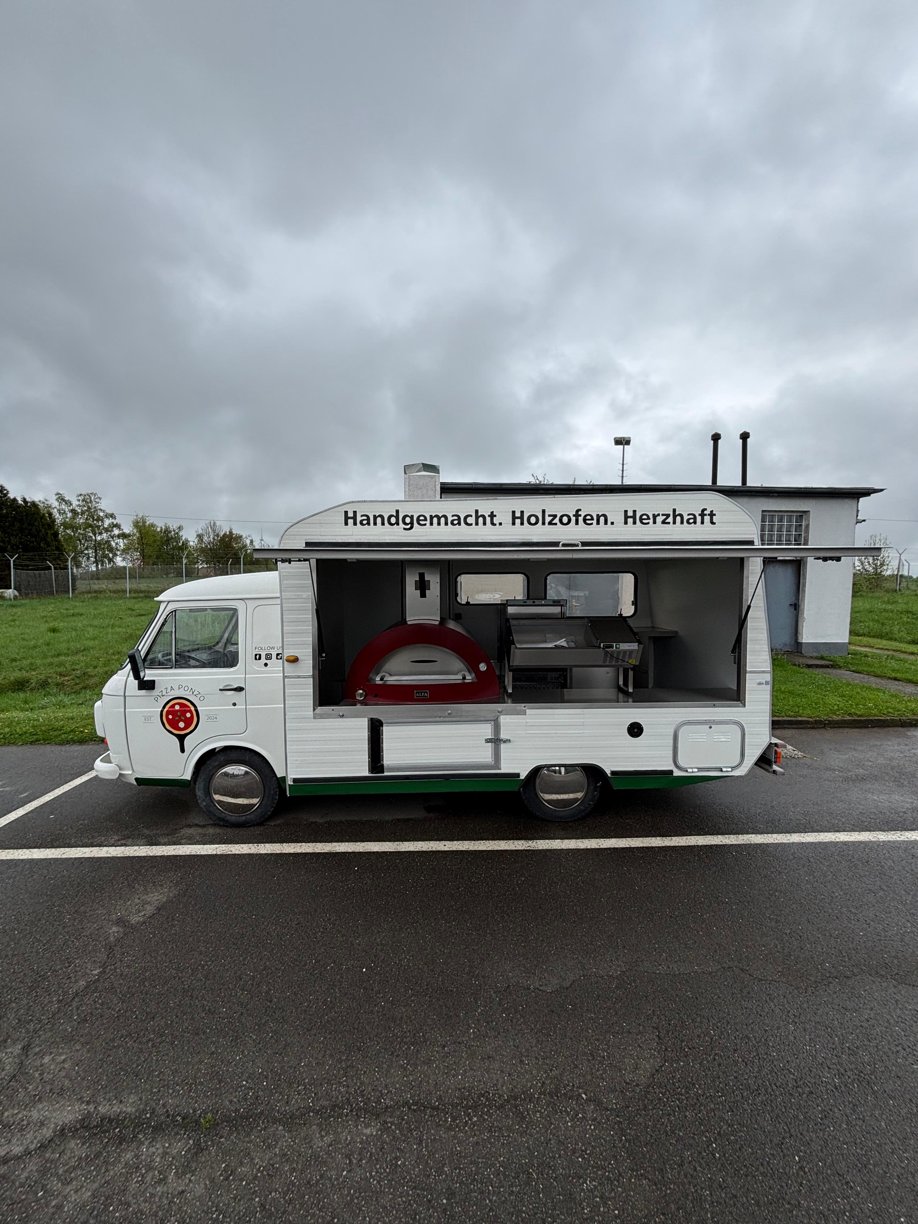 Pizza Ponzo Food Truck nach dem Umbau - weißes Retro-Design mit integriertem Holzofen und Handgemacht Holzofen Herzhaft Beschriftung
