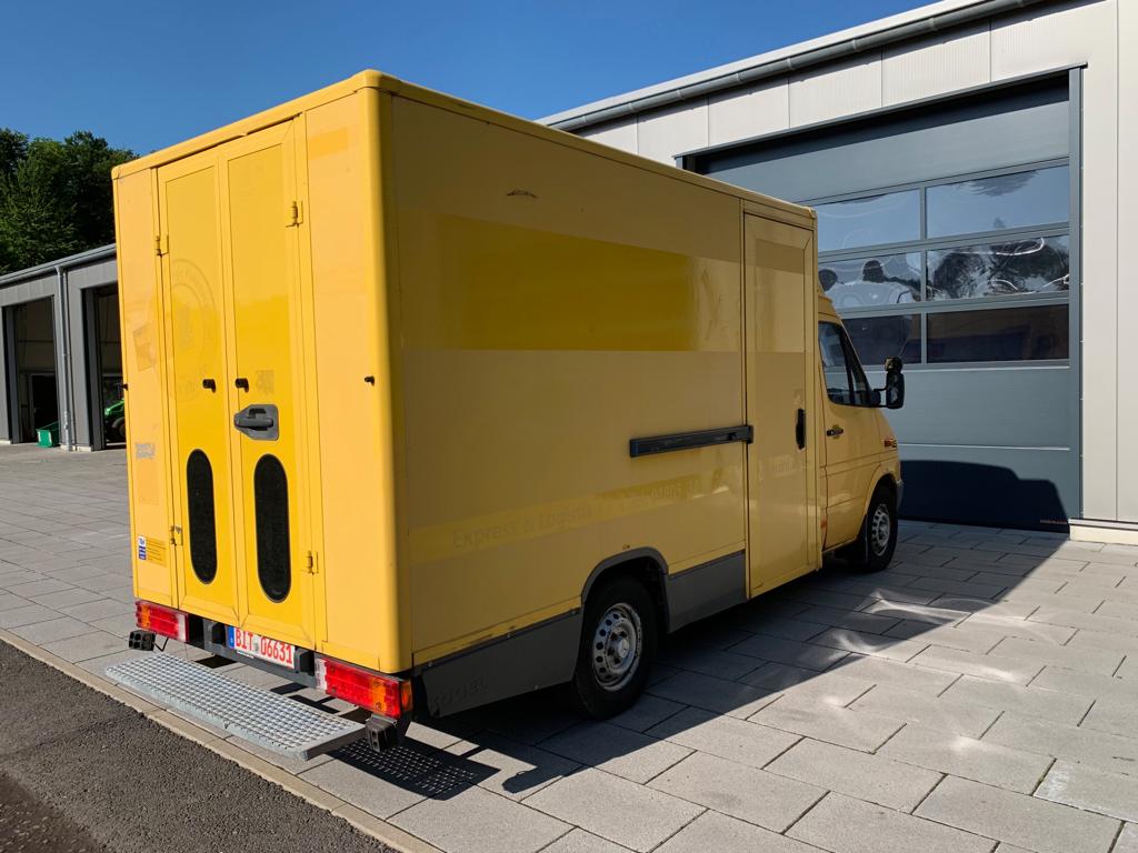 Gelber Mercedes Sprinter Lieferwagen vor dem Umbau zum Food Truck