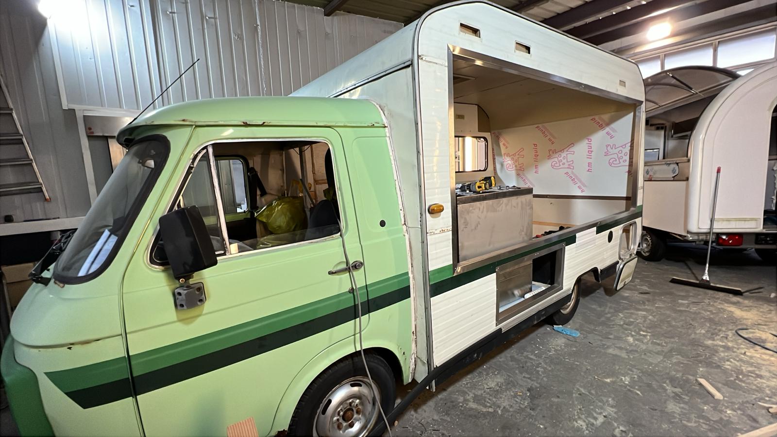Grüner Vintage Food Truck vor dem Umbau - in der Werkstatt während der Renovierung